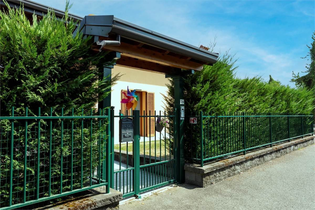 ALSERIO: VILLA DI TESTA CON AMPIO GIARDINO, PORTICO E BOX DOPPIO