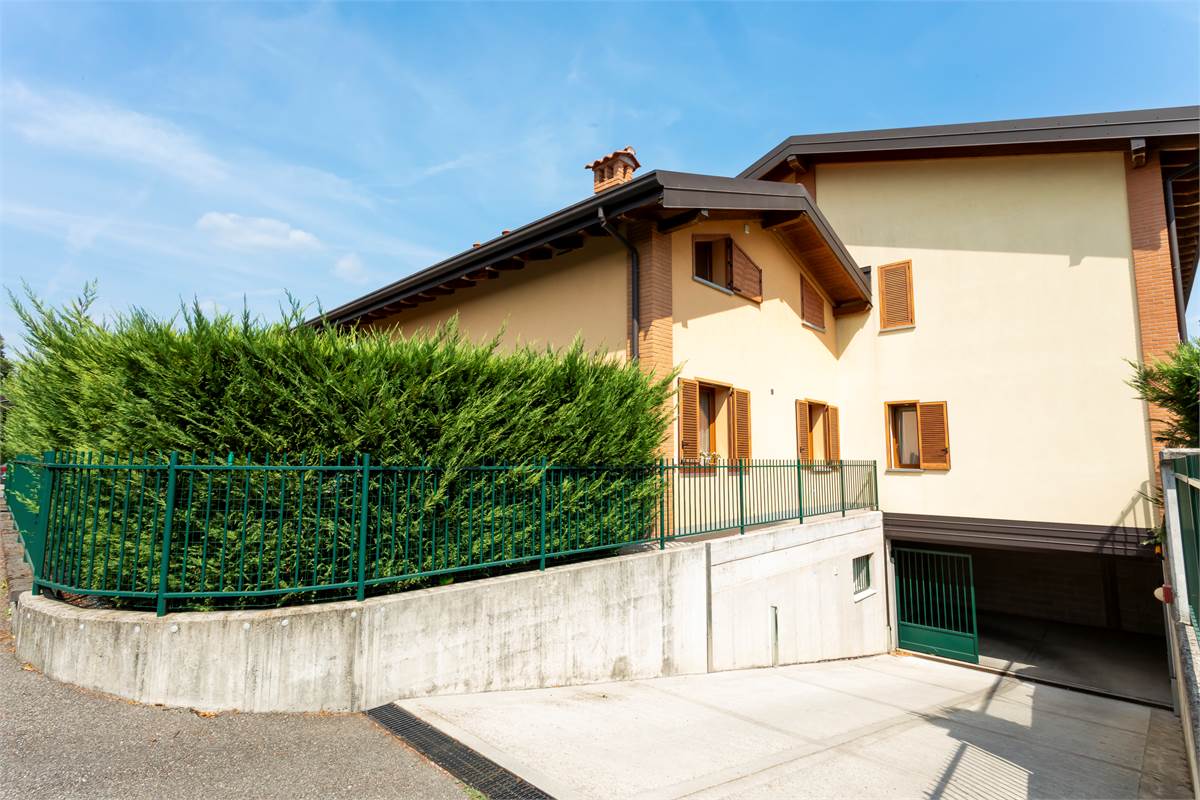ALSERIO: VILLA DI TESTA CON AMPIO GIARDINO, PORTICO E BOX DOPPIO