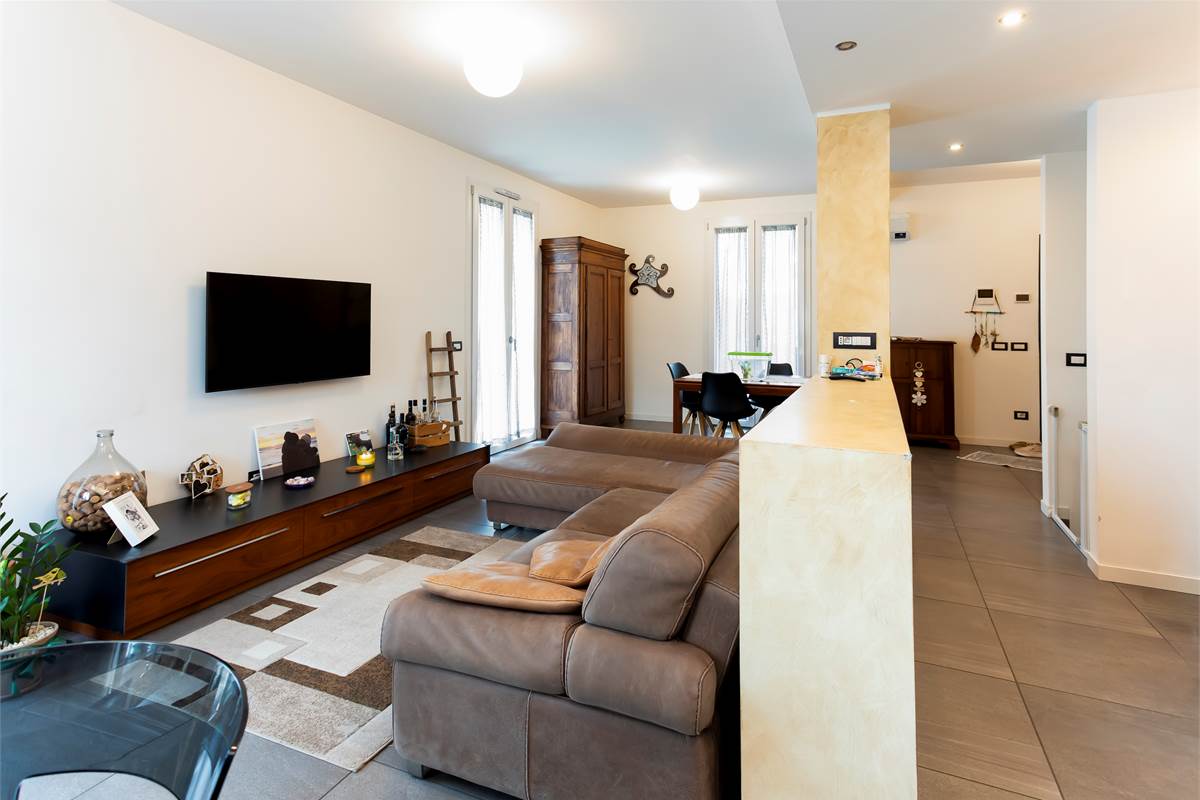 ALSERIO: VILLA DI TESTA CON AMPIO GIARDINO, PORTICO E BOX DOPPIO