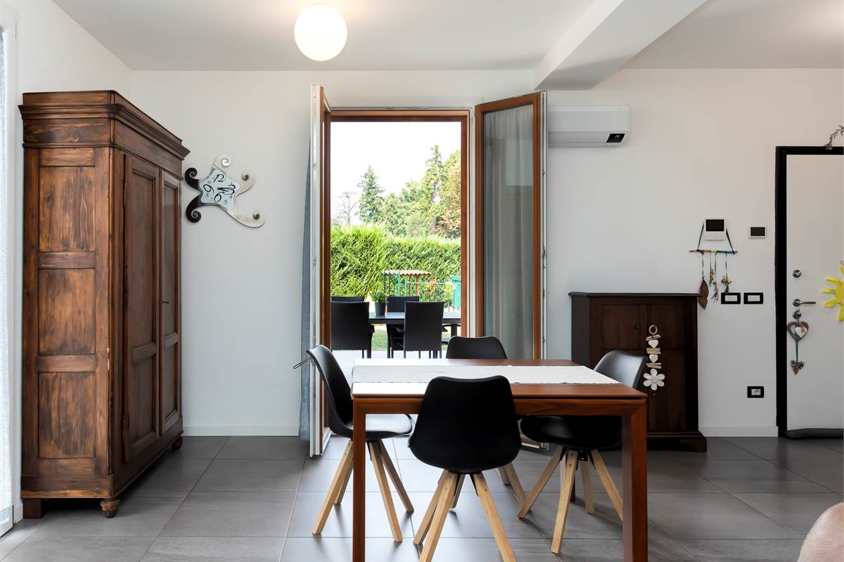 ALSERIO: VILLA DI TESTA CON AMPIO GIARDINO, PORTICO E BOX DOPPIO