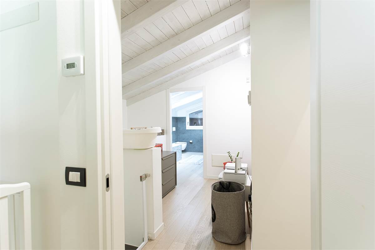 ALSERIO: VILLA DI TESTA CON AMPIO GIARDINO, PORTICO E BOX DOPPIO