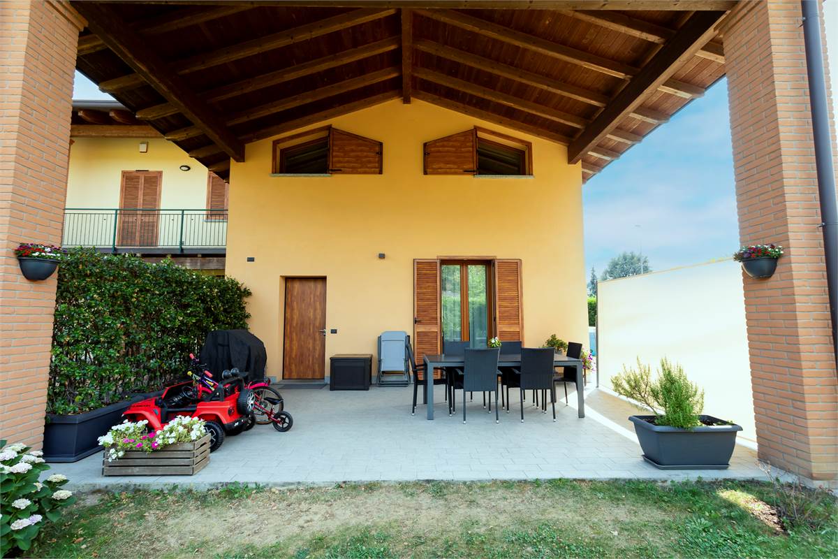 ALSERIO: VILLA DI TESTA CON AMPIO GIARDINO, PORTICO E BOX DOPPIO