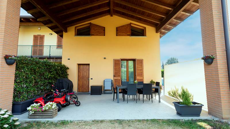 ALSERIO: VILLA DI TESTA CON AMPIO GIARDINO, PORTICO E BOX DOPPIO