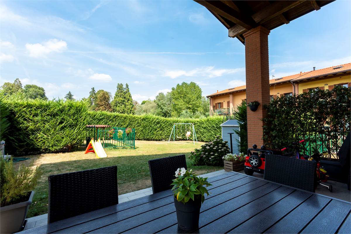 ALSERIO: VILLA DI TESTA CON AMPIO GIARDINO, PORTICO E BOX DOPPIO