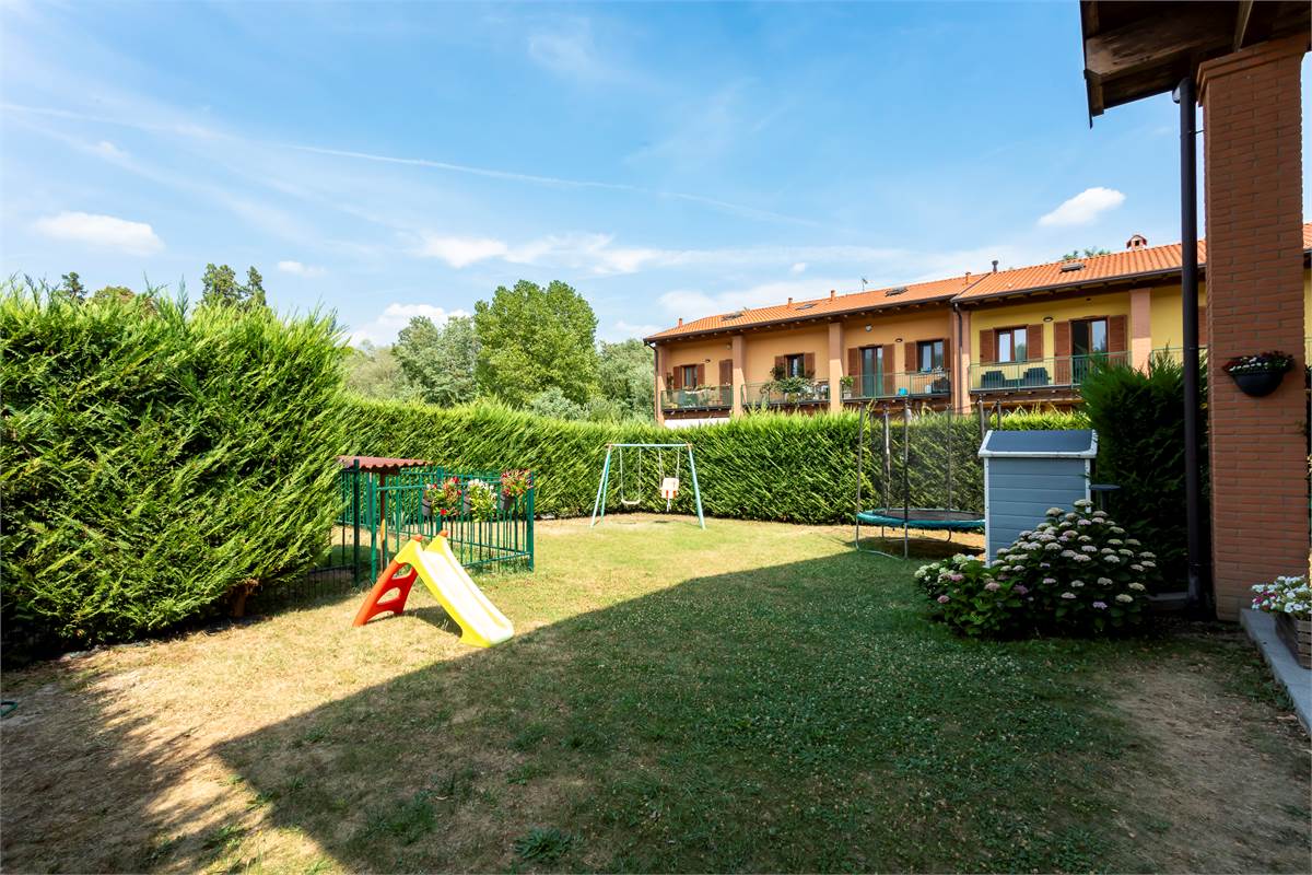 ALSERIO: VILLA DI TESTA CON AMPIO GIARDINO, PORTICO E BOX DOPPIO