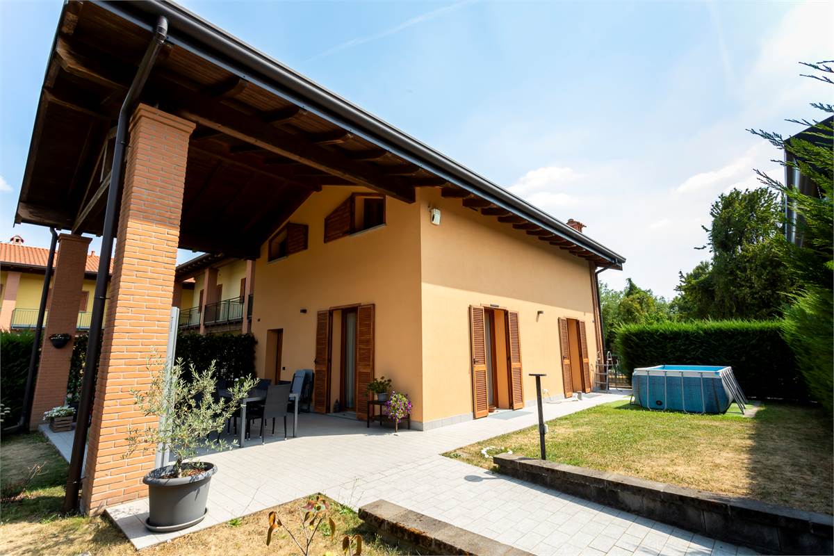 ALSERIO: VILLA DI TESTA CON AMPIO GIARDINO, PORTICO E BOX DOPPIO