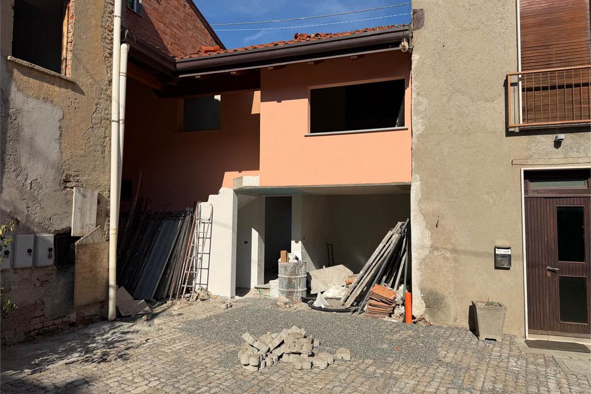 LOMAZZO MANERA NUOVO BILOCALE IN CORTE