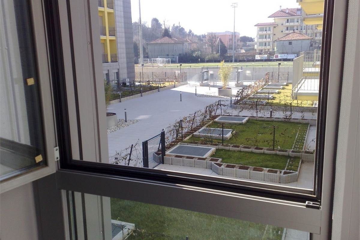 COMO BILOCALE CON BALCONE E BOX