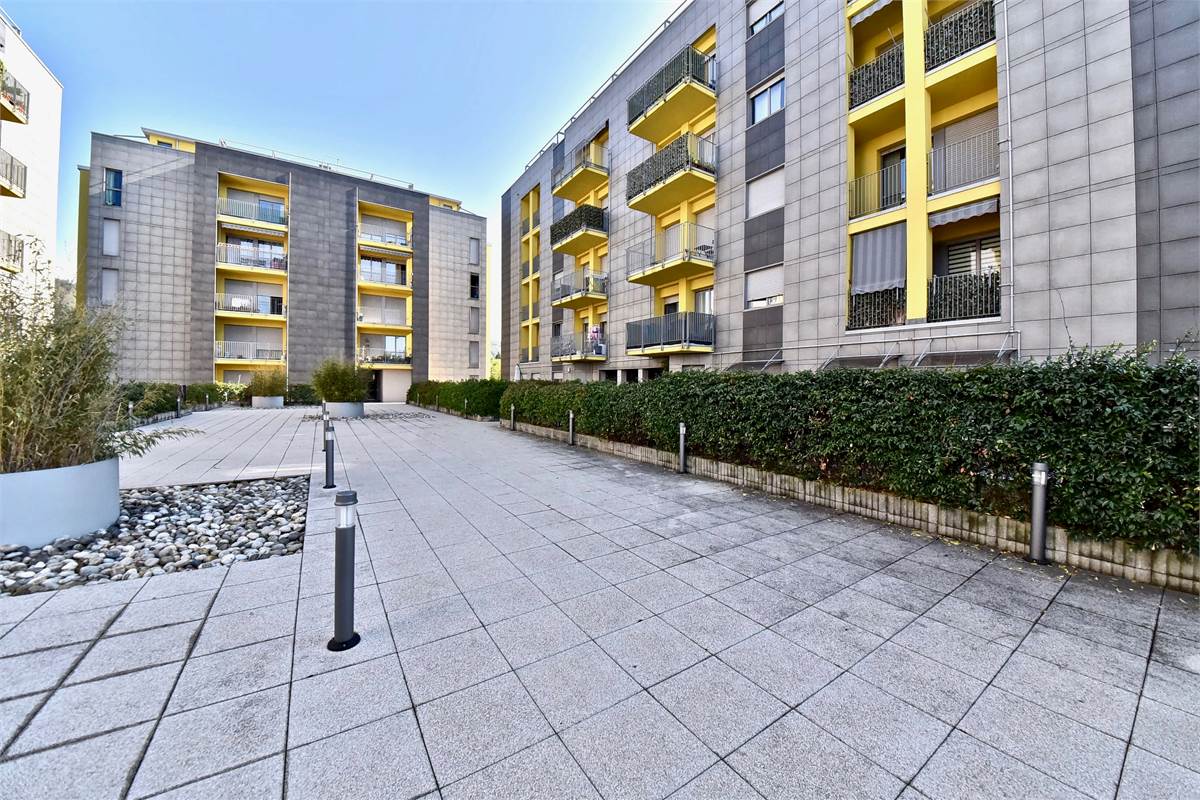 COMO BILOCALE CON BALCONE E BOX