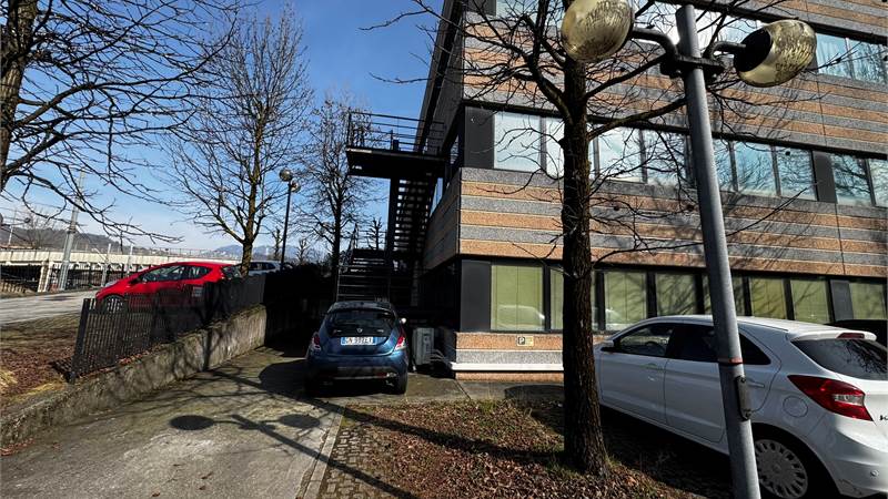 Uffici con posti auto