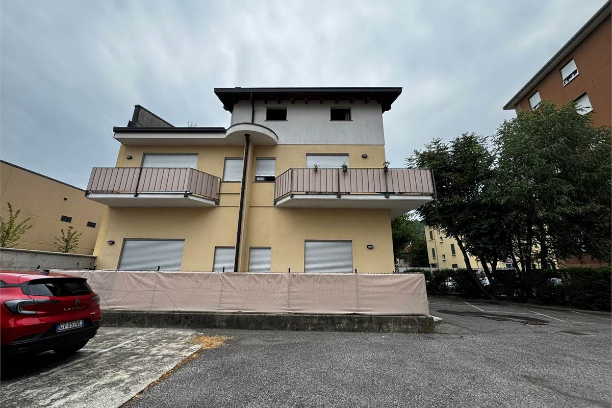 Monolocale con balcone e posto auto