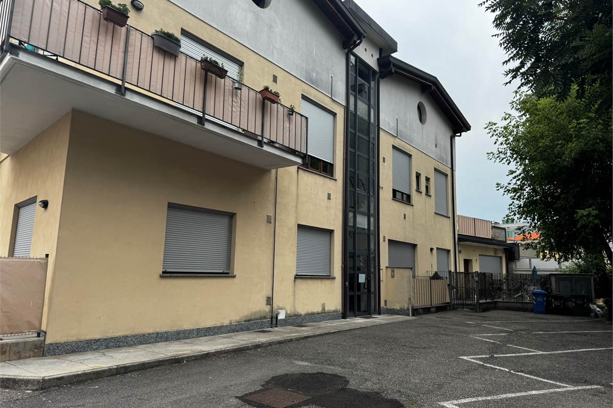 Monolocale con balcone e posto auto
