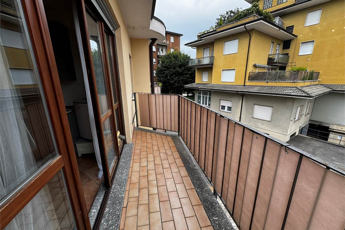 Monolocale con balcone e posto auto