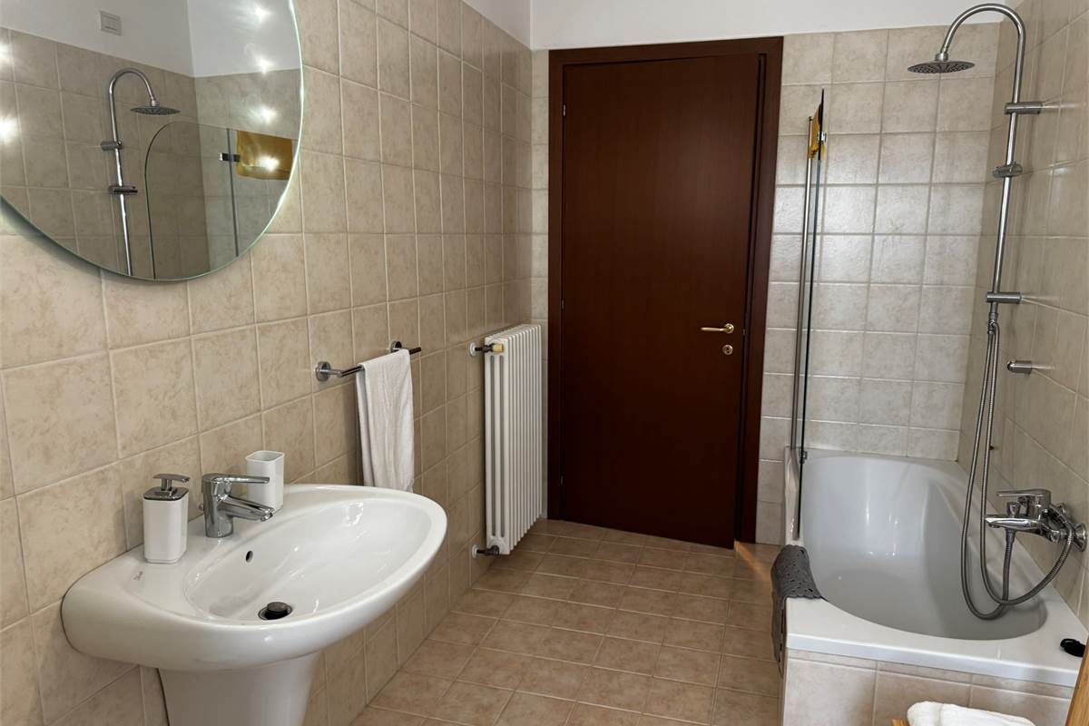 Monolocale con balcone e posto auto