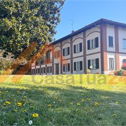 Casale con giardino privato e box