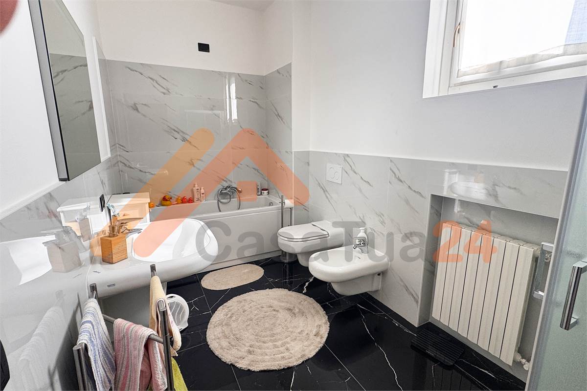 Casale con giardino privato e box