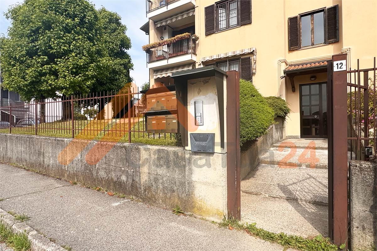 Bilocale luminoso con terrazzini e box.