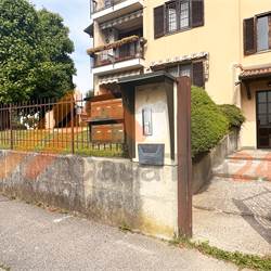 Bilocale luminoso con terrazzini e box.