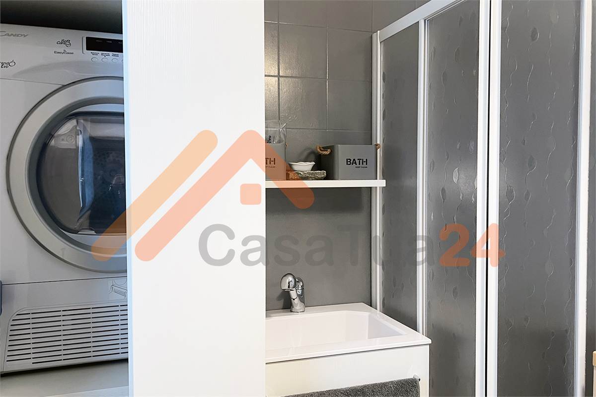Bilocale luminoso con terrazzini e box.