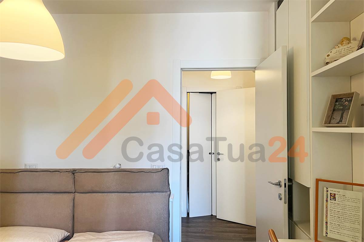 Bilocale luminoso con terrazzini e box.