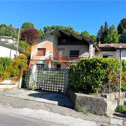 Proprietà indipendente con giardino e grande potenziale di sviluppo