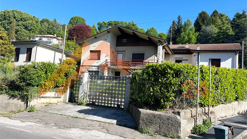 Proprietà indipendente con giardino e grande potenziale di sviluppo