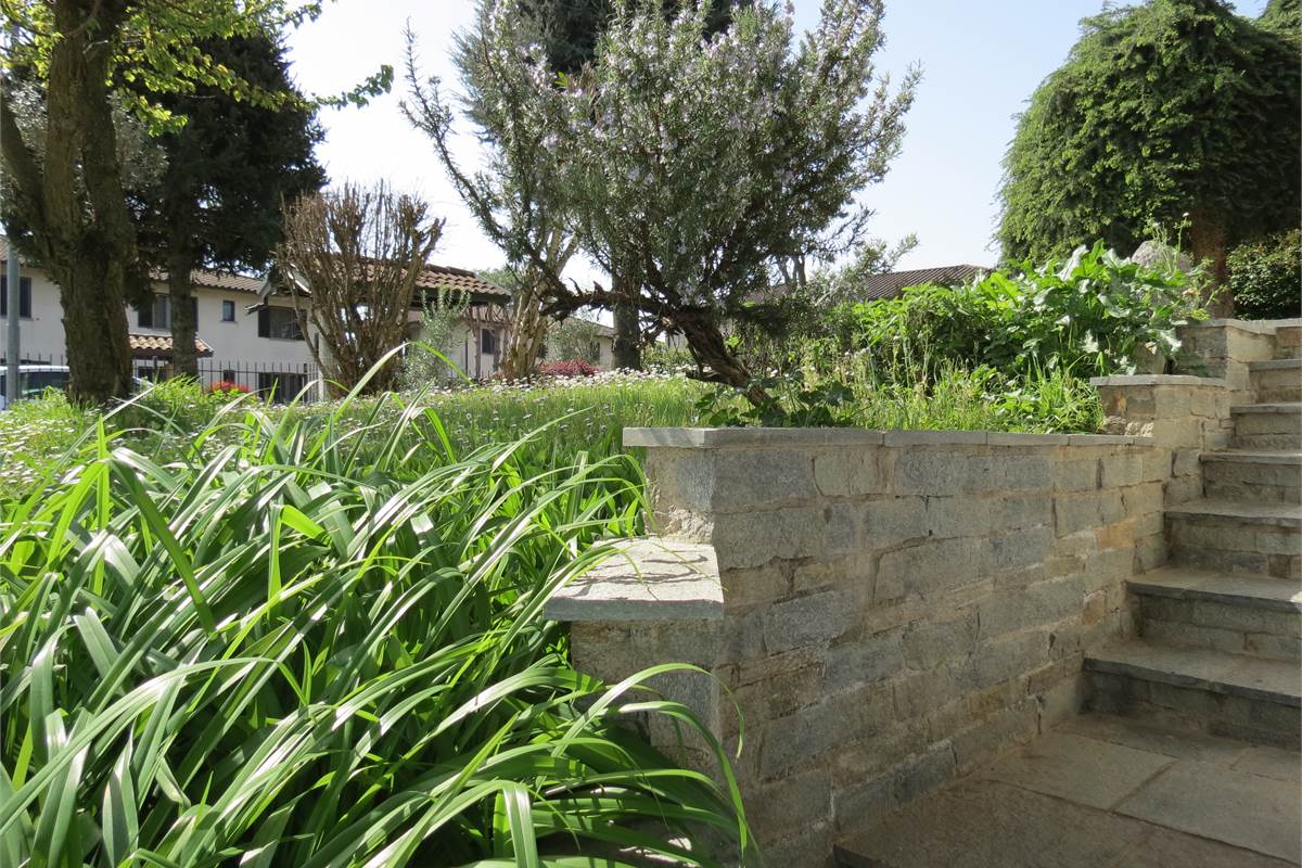 VENDITA VILLA BIFAMILIARE CON GIARDINO