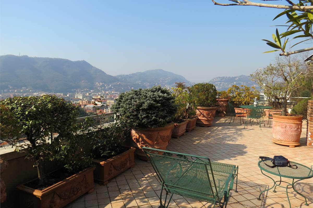 Attico e superattico panoramico in affitto a Como con vista lago e città