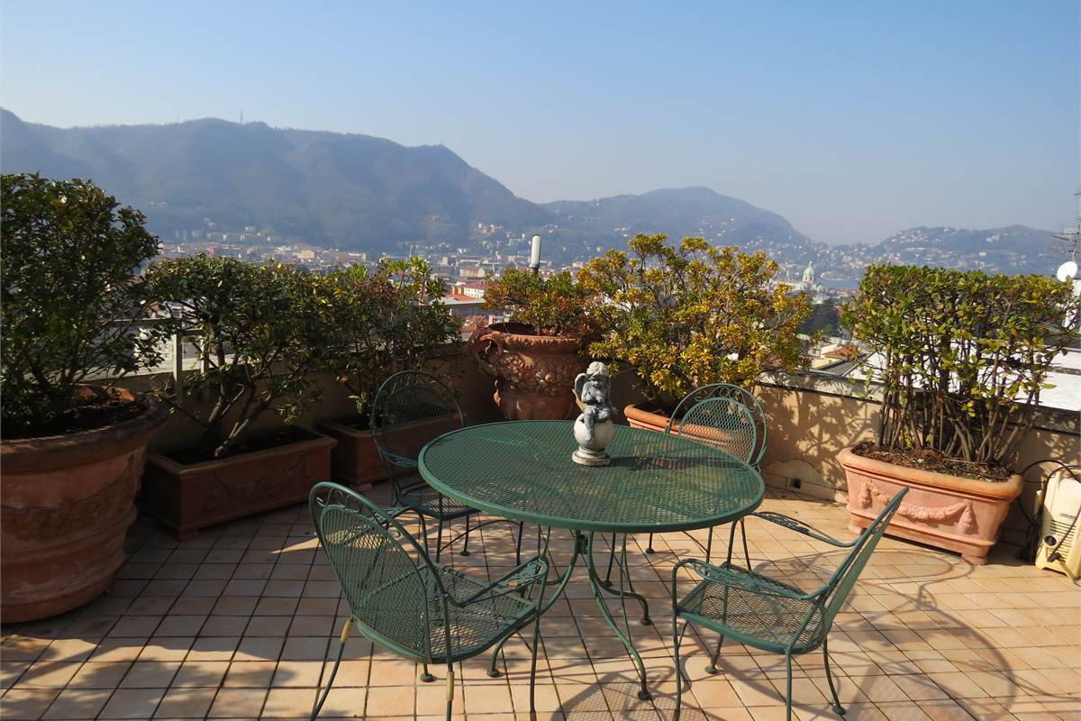 Attico e superattico panoramico in affitto a Como con vista lago e città