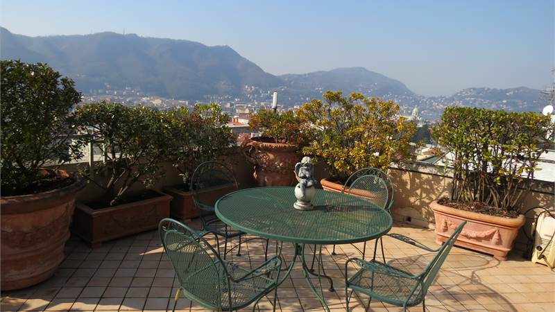 Attico e superattico panoramico in affitto a Como con vista lago e città