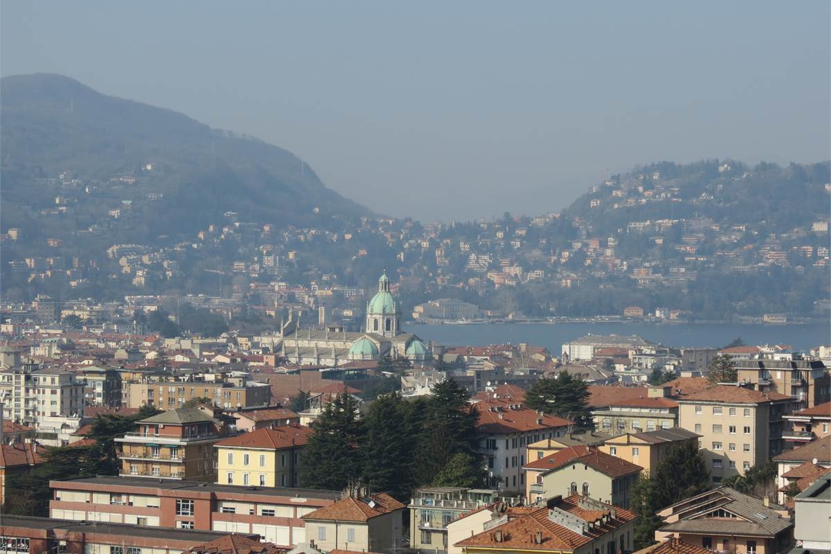 Attico e superattico panoramico in affitto a Como con vista lago e città