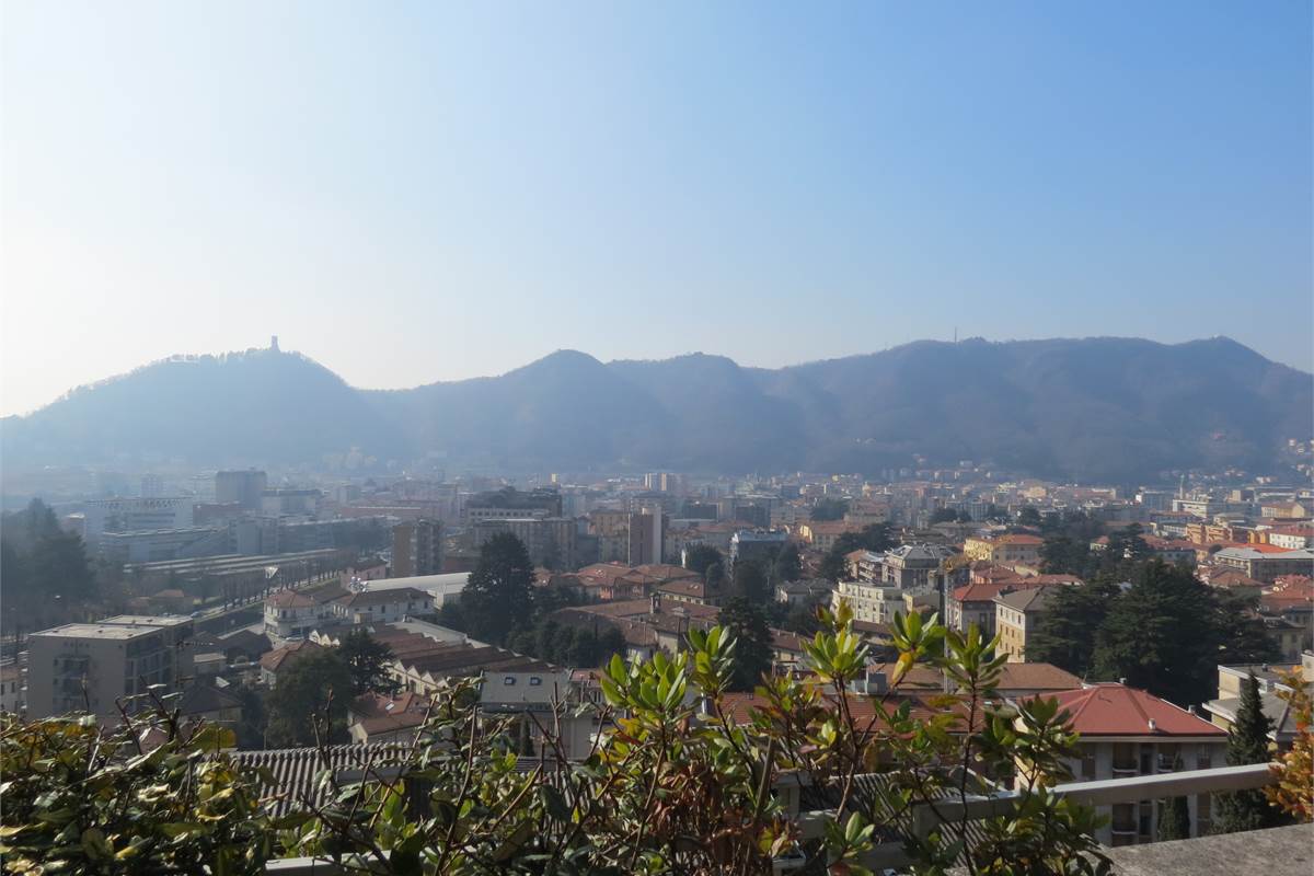 Attico e superattico panoramico in affitto a Como con vista lago e città