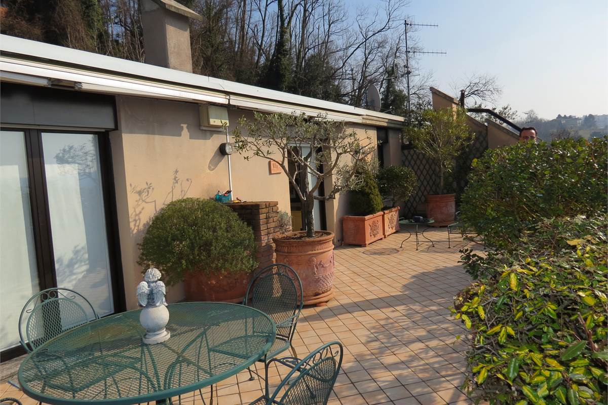 Attico e superattico panoramico in affitto a Como con vista lago e città