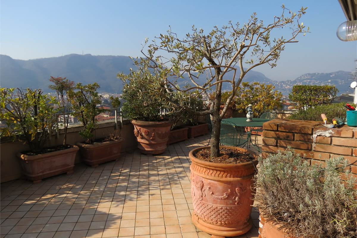 Attico e superattico panoramico in affitto a Como con vista lago e città