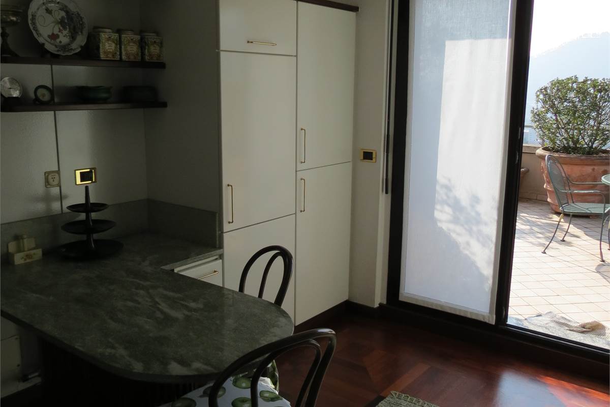 Attico e superattico panoramico in affitto a Como con vista lago e città