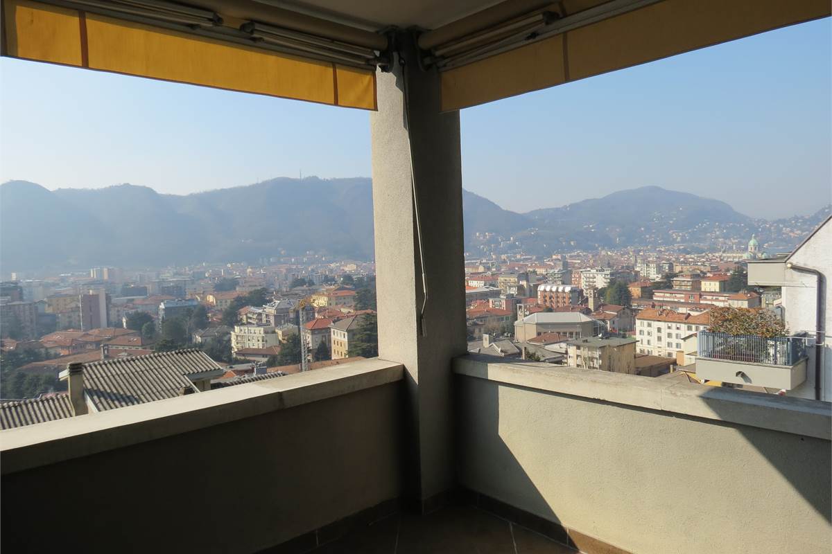 Attico e superattico panoramico in affitto a Como con vista lago e città