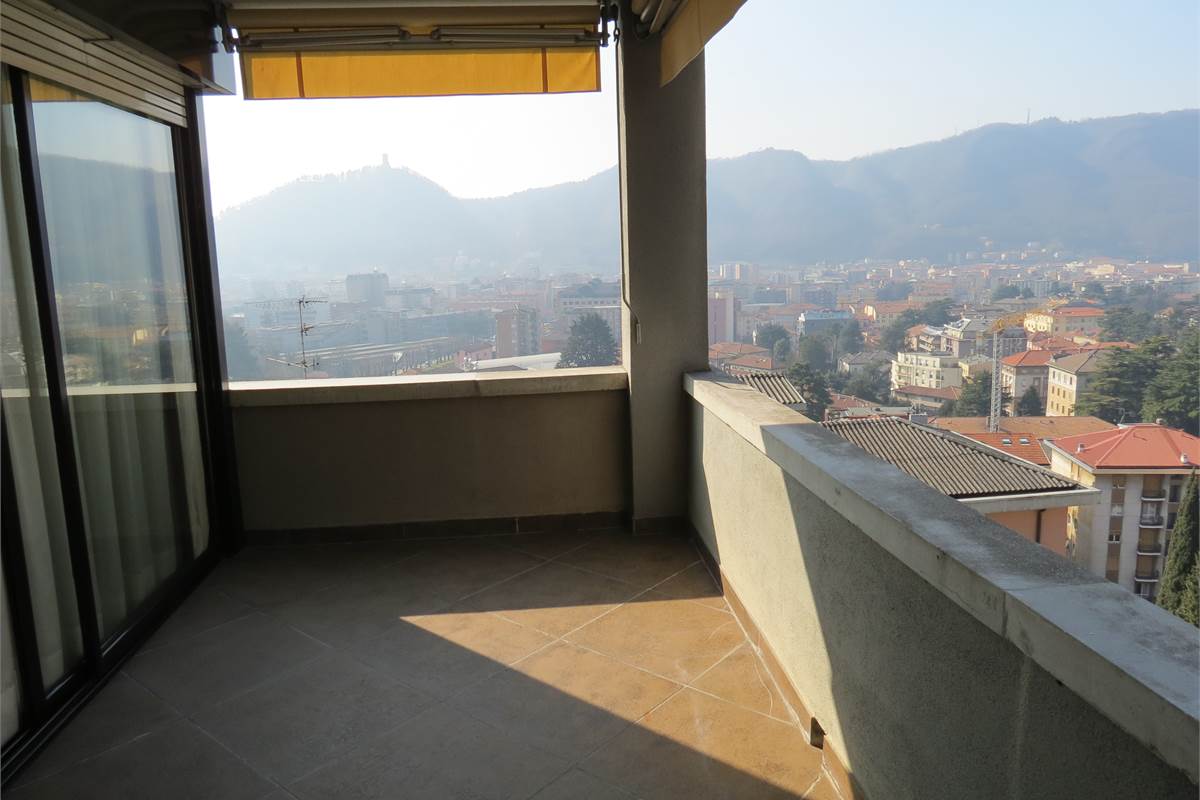 Attico e superattico panoramico in affitto a Como con vista lago e città