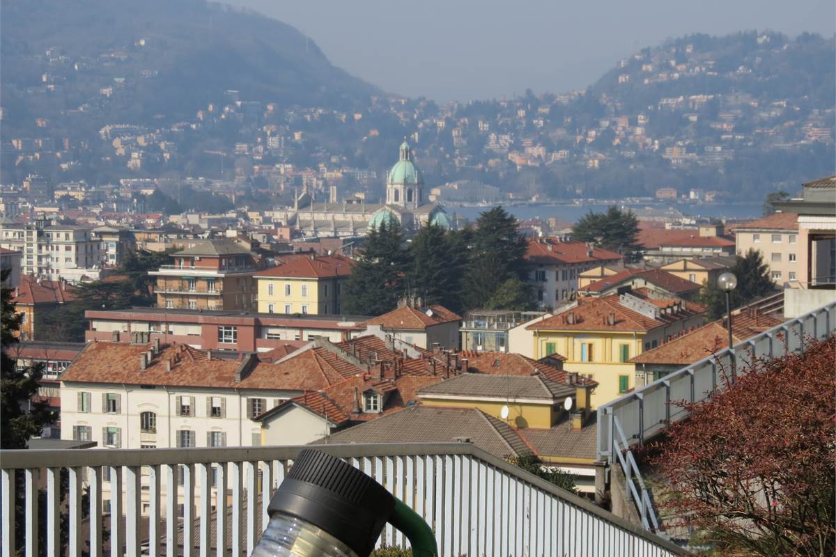 Attico e superattico panoramico in affitto a Como con vista lago e città