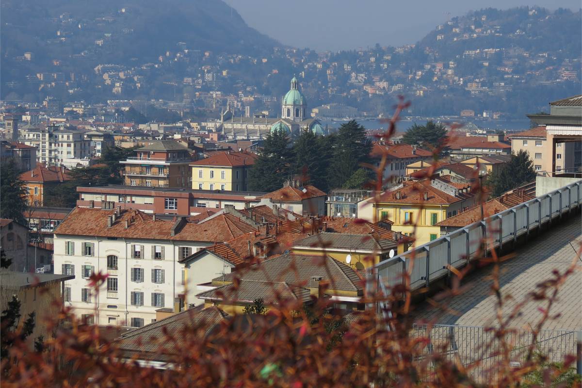 Attico e superattico panoramico in affitto a Como con vista lago e città