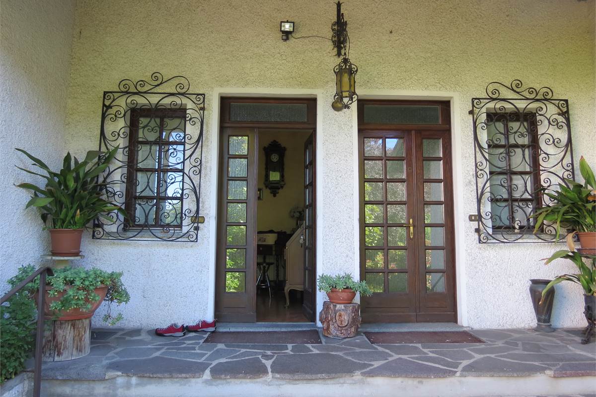 Elegante villa bifamiliare con ampio giardino privato a Cunardo