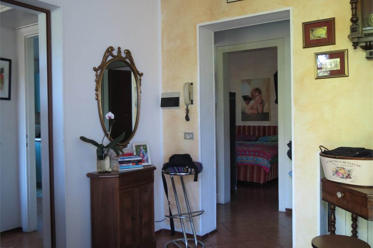 Elegante villa bifamiliare con ampio giardino privato a Cunardo
