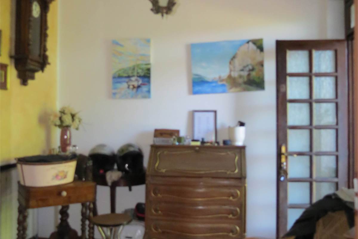 Elegante villa bifamiliare con ampio giardino privato a Cunardo
