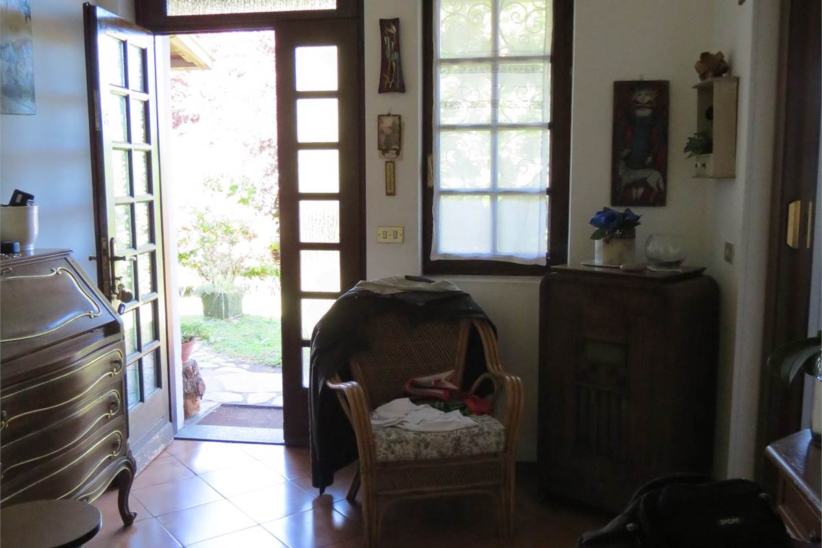 Elegante villa bifamiliare con ampio giardino privato a Cunardo