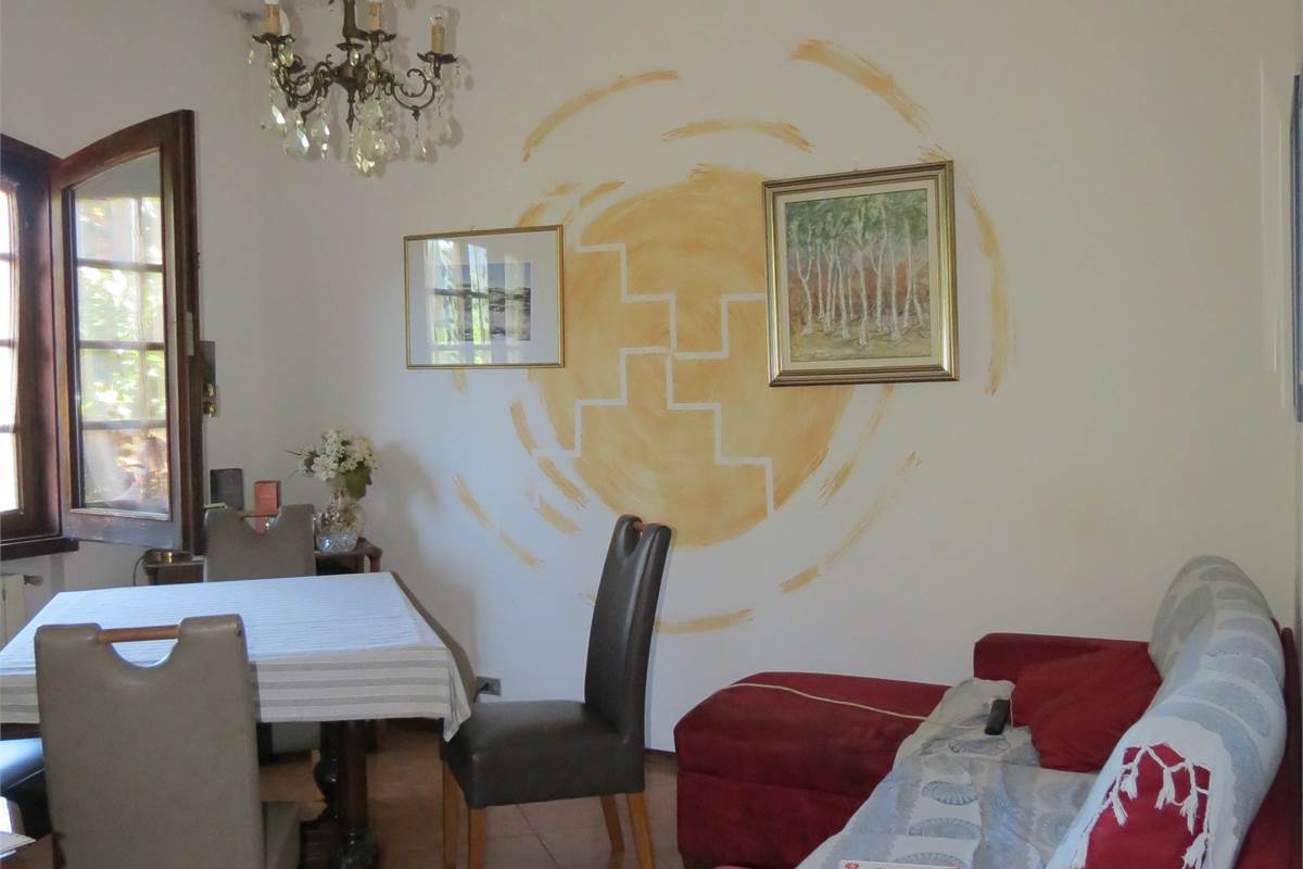 Elegante villa bifamiliare con ampio giardino privato a Cunardo