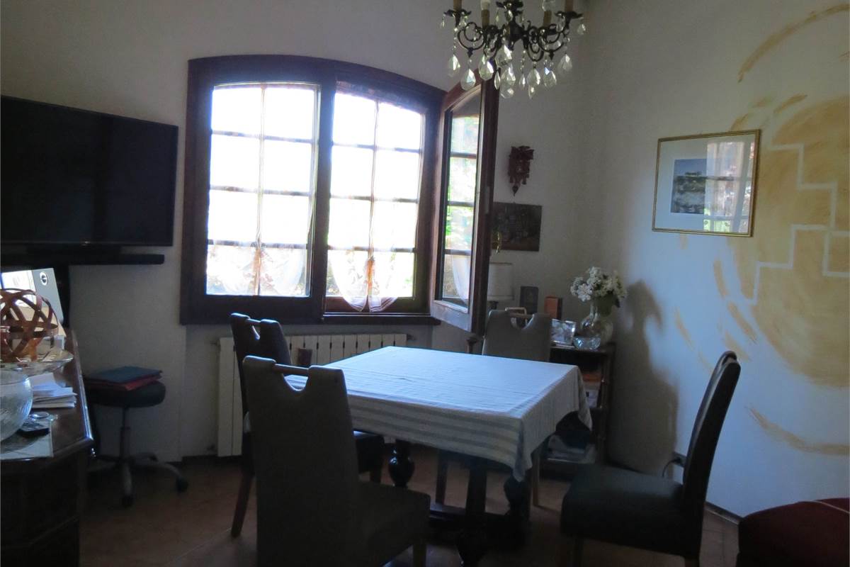 Elegante villa bifamiliare con ampio giardino privato a Cunardo