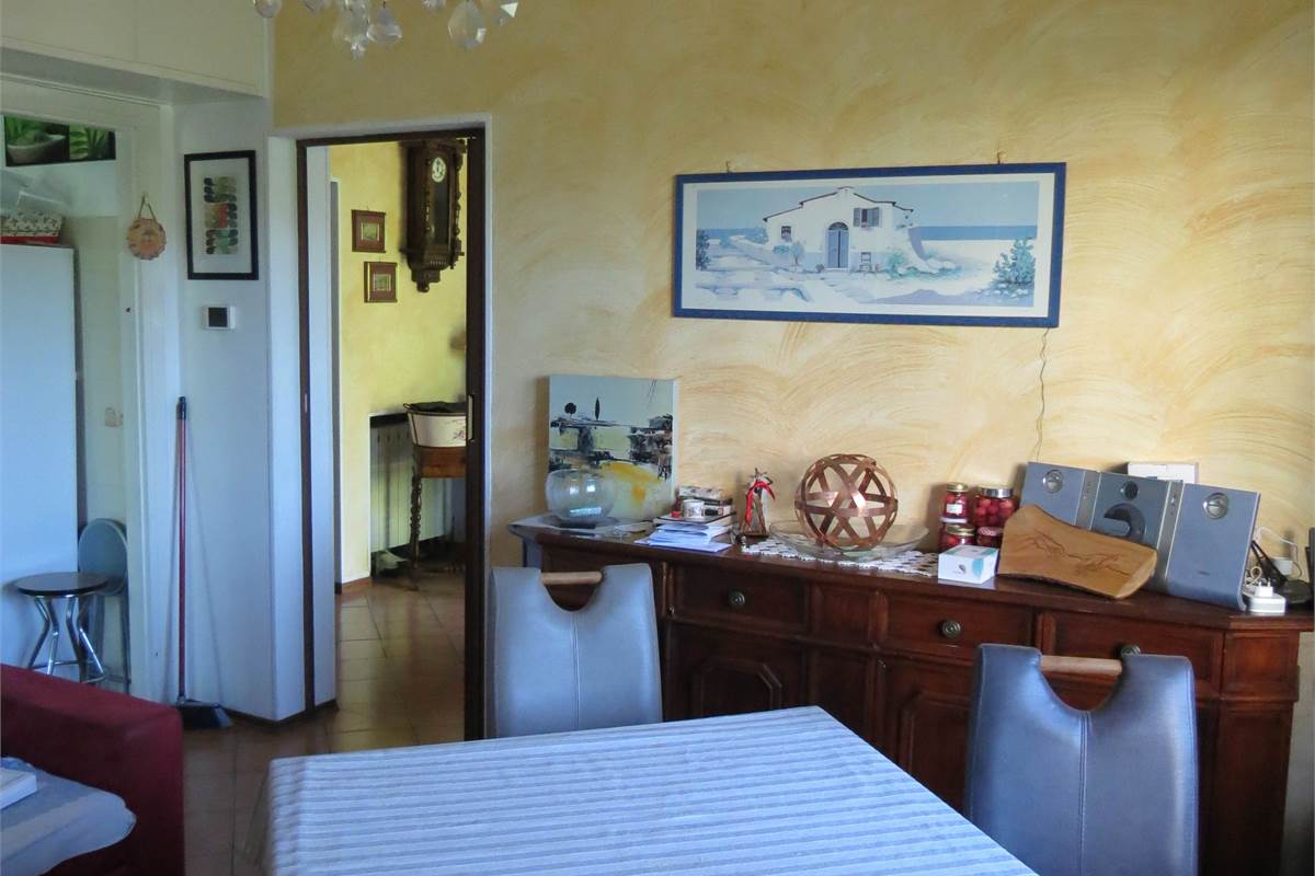 Elegante villa bifamiliare con ampio giardino privato a Cunardo