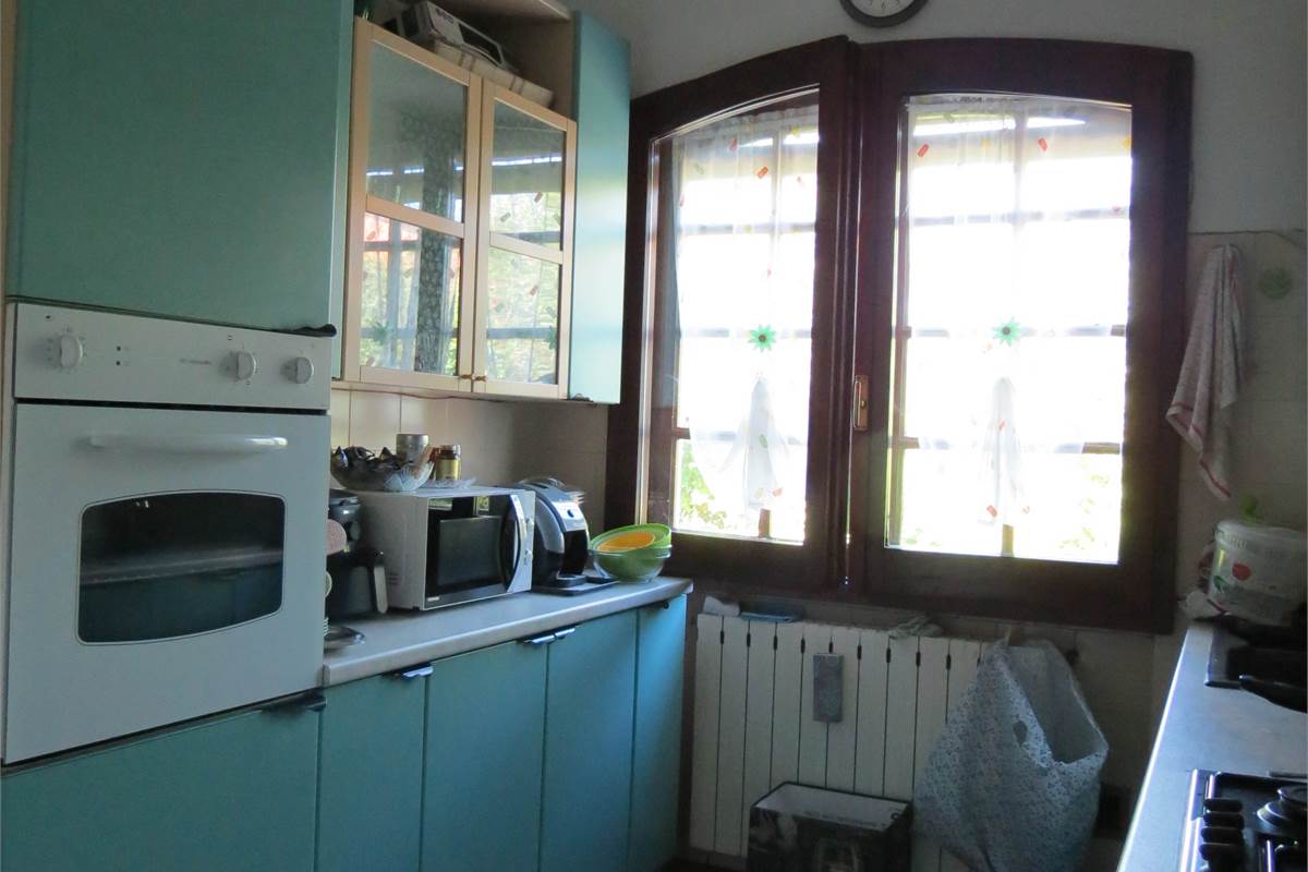 Elegante villa bifamiliare con ampio giardino privato a Cunardo
