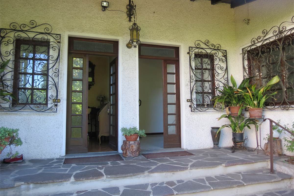 Elegante villa bifamiliare con ampio giardino privato a Cunardo