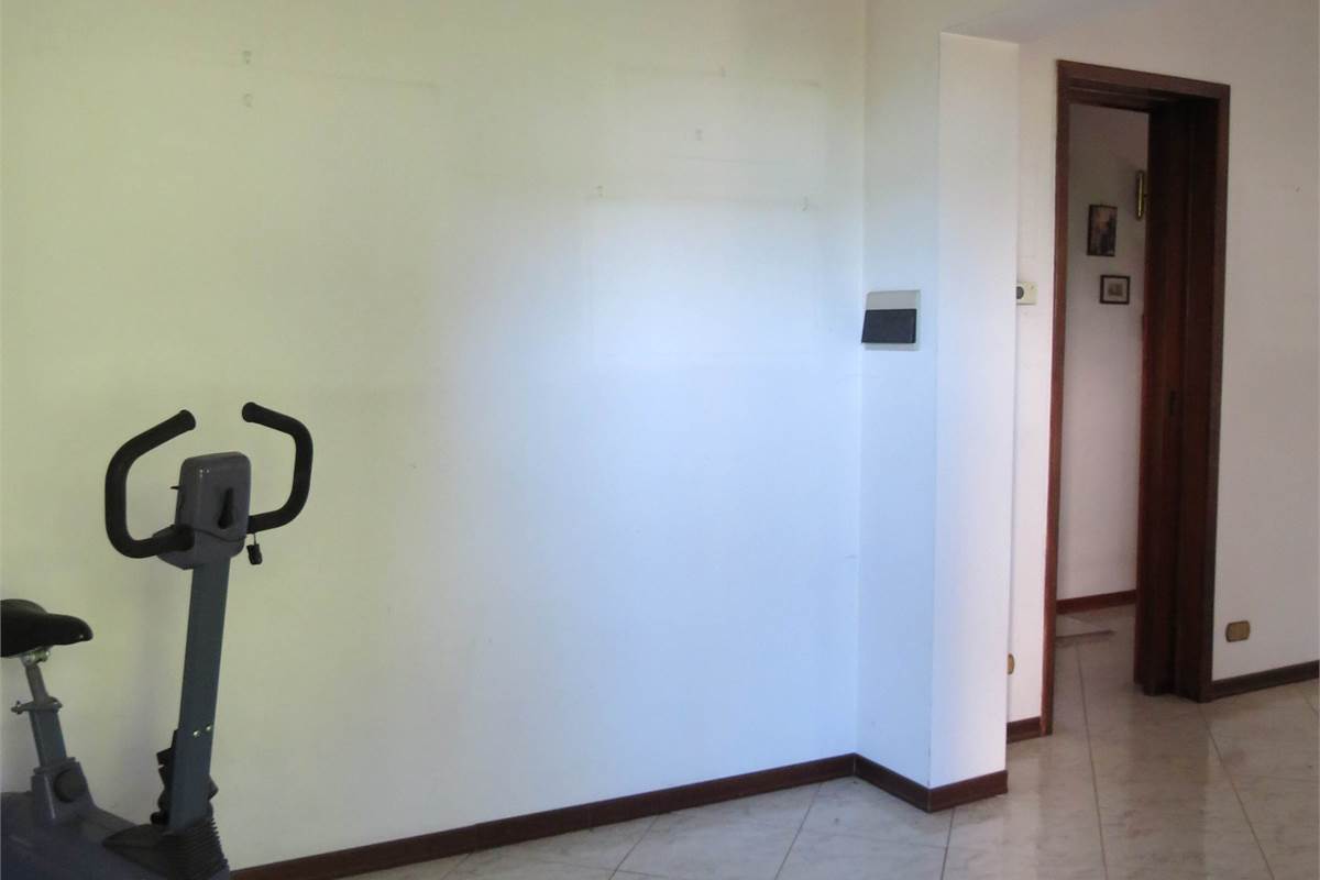 Elegante villa bifamiliare con ampio giardino privato a Cunardo