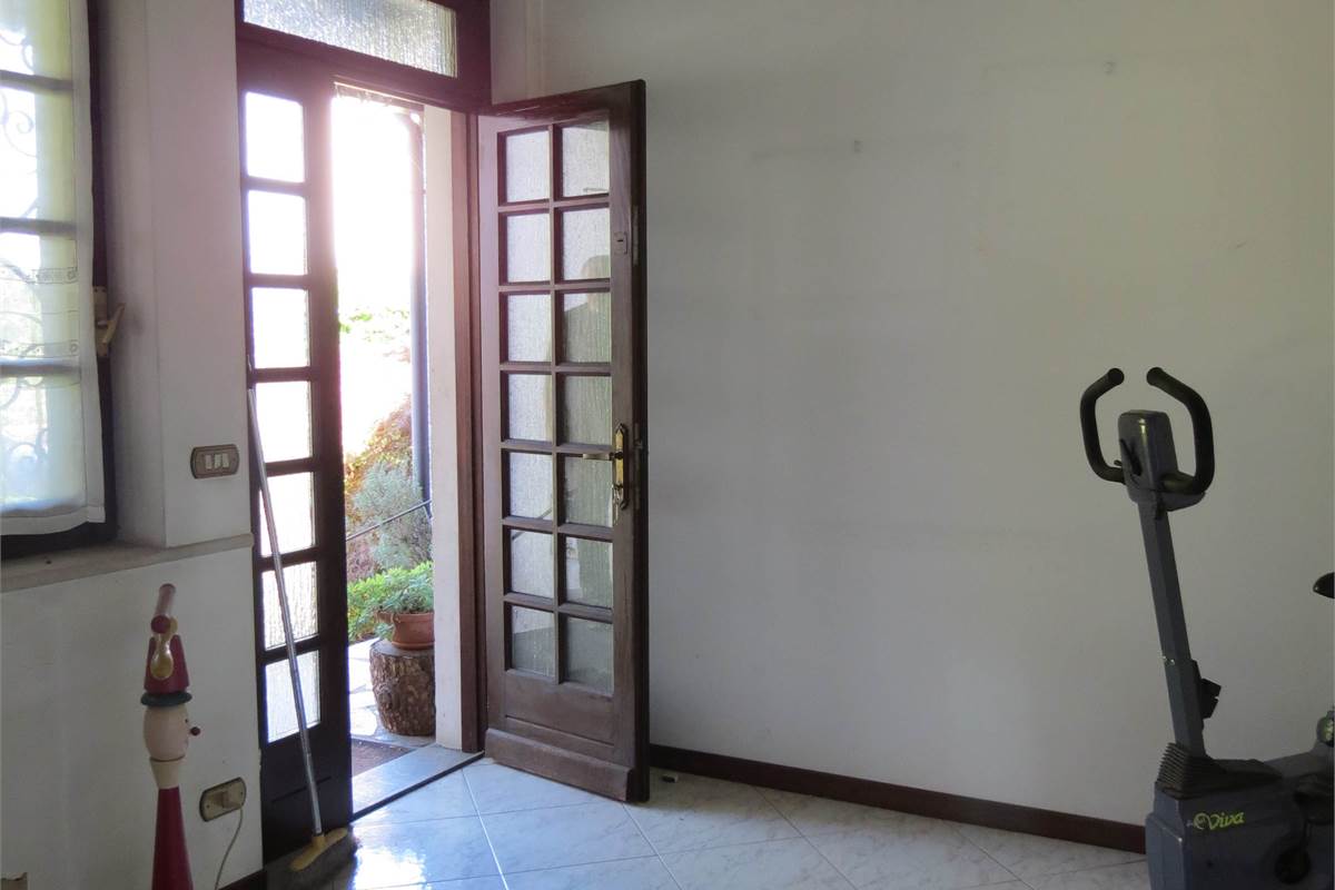 Elegante villa bifamiliare con ampio giardino privato a Cunardo